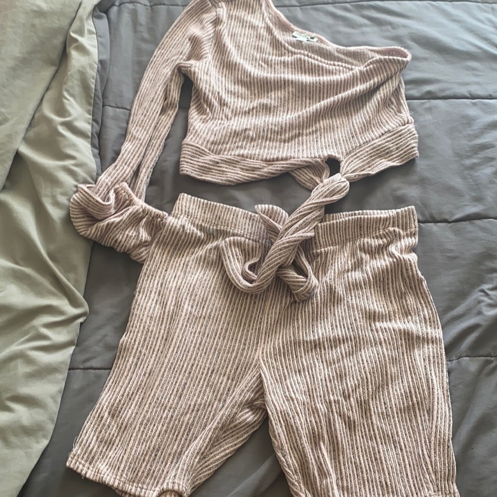Two piece set - Picture 2 of 2